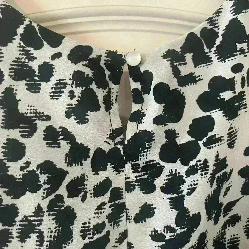 EUC Merona Brand Sleeveless White Blouse with Black Design Women’s XS - Picture 8 of 11